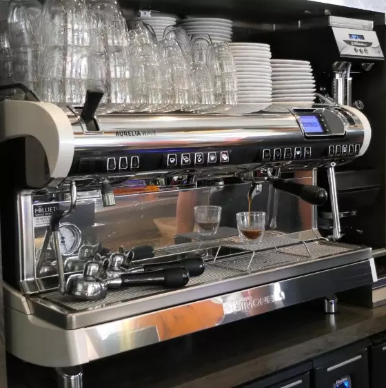 Aurelia Wave Digit bílý kávovar do kavárny. Zdroj: instagram.com/nuovasimonelli_fr Aurelia Wave Digit bílý kávovar do kavárny